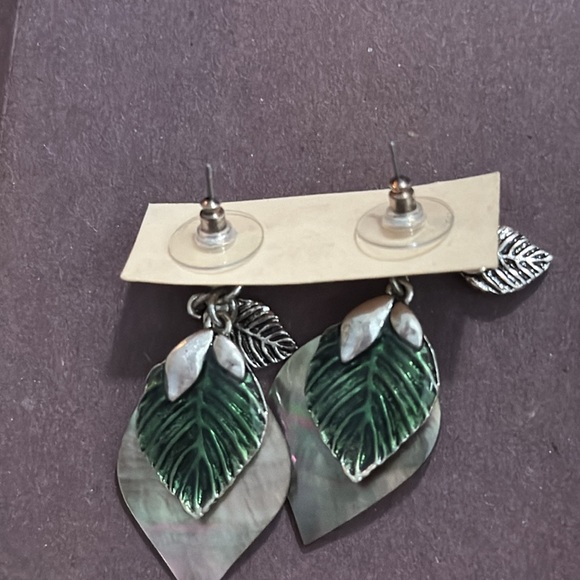 💜 3/$10 Mother of Pearl and Green Leaf Dangly Earrings - Picture 5 of 5